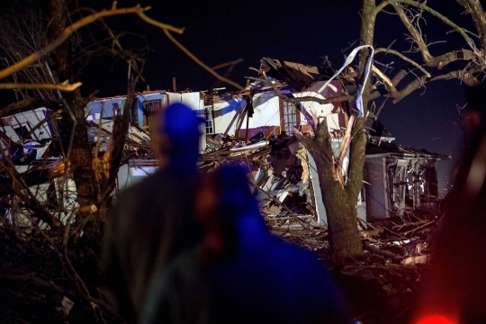 Tornado hantam Chicago, ratusan rumah dan mobil jadi puing