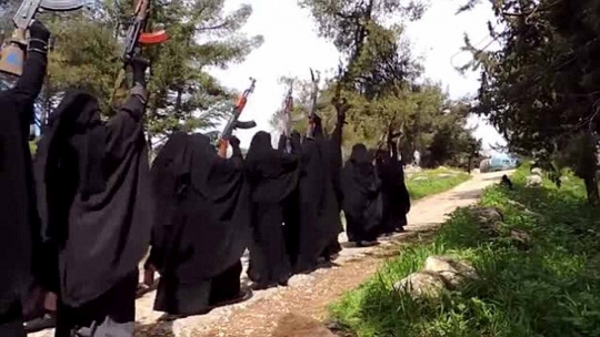 Heboh, kelompok jihadis perempuan Suriah pamer latihan menembak