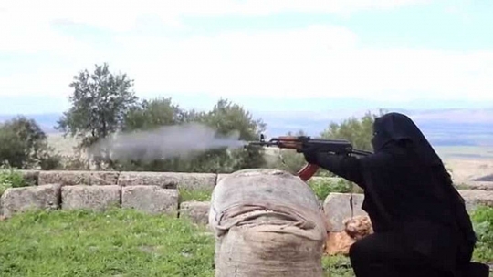 Heboh, kelompok jihadis perempuan Suriah pamer latihan menembak