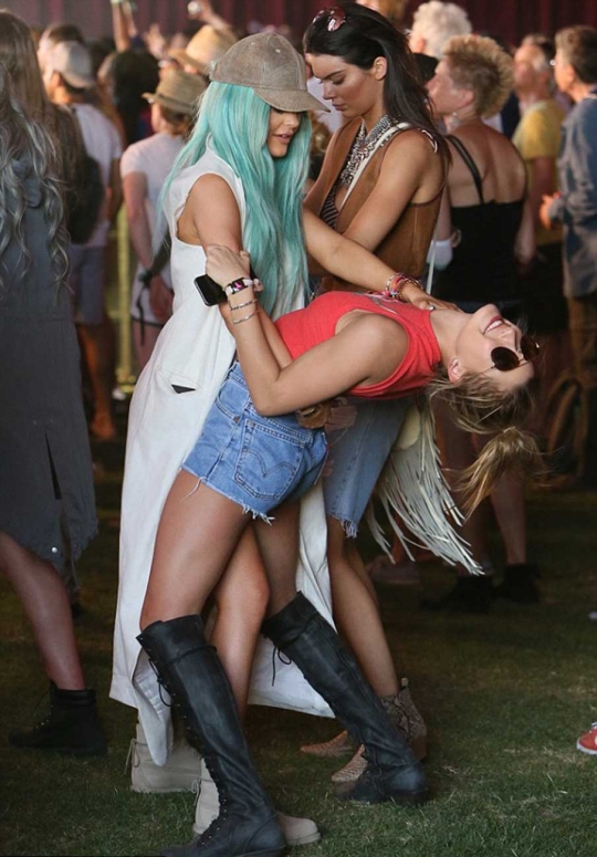 Tampil seksi, Kendall ajak adiknya di Festival Coachella Valley