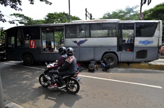 Sopir ngantuk, bus Transjakarta tersangkut separator di Dukuh Atas