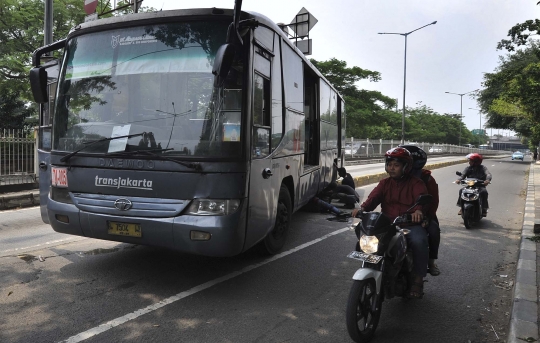 Sopir ngantuk, bus Transjakarta tersangkut separator di Dukuh Atas