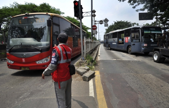 Sopir ngantuk, bus Transjakarta tersangkut separator di Dukuh Atas