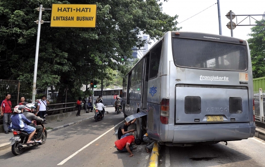 Sopir ngantuk, bus Transjakarta tersangkut separator di Dukuh Atas