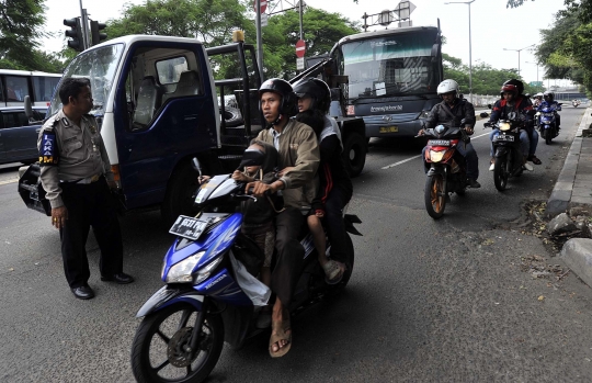 Sopir ngantuk, bus Transjakarta tersangkut separator di Dukuh Atas