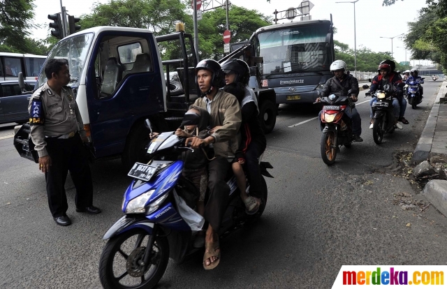 Foto : Sopir ngantuk, bus Transjakarta tersangkut 