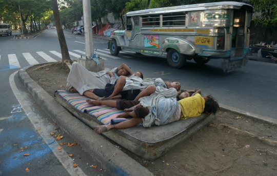 Menengok anak-anak jalanan Filipina yang hidup seadanya