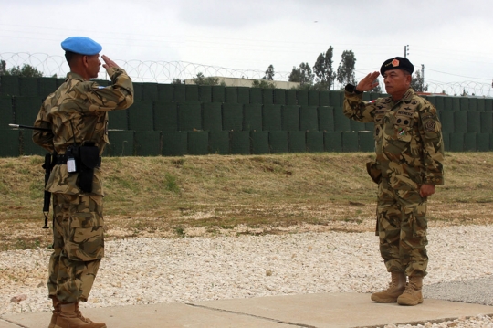 Sambangi prajurit di Lebanon, Moeldoko naik panser PBB buatan Pindad