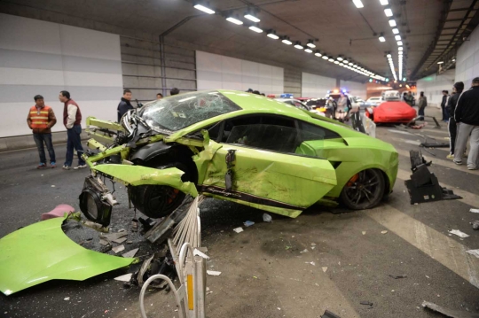 Tiru adegan Fast and Furious, Lambo & Ferrari malah hancur tabrakan