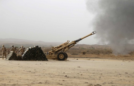 Aksi meriam Saudi gempur militan Syiah Houthi di perbatasan