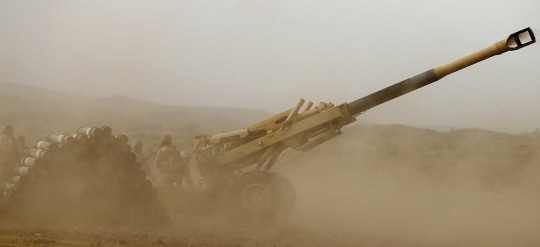 Aksi meriam Saudi gempur militan Syiah Houthi di perbatasan