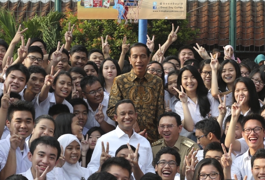 Antusiasme siswa SMAN 2 foto bareng Jokowi, Ahok, dan Menteri Anies