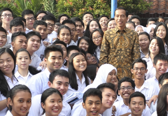 Antusiasme siswa SMAN 2 foto bareng Jokowi, Ahok, dan Menteri Anies