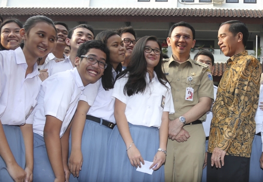 Antusiasme siswa SMAN 2 foto bareng Jokowi, Ahok, dan Menteri Anies