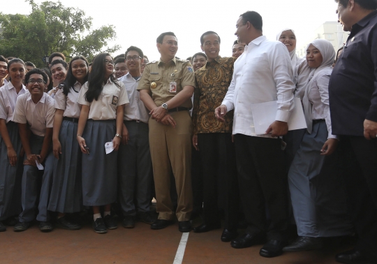 Antusiasme siswa SMAN 2 foto bareng Jokowi, Ahok, dan Menteri Anies