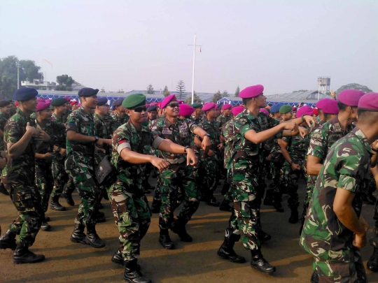 Bangun solidaritas, panglima & prajurit TNI goyang dumang bareng