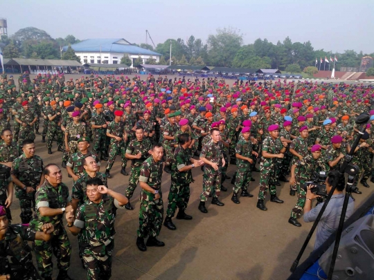 Bangun solidaritas, panglima & prajurit TNI goyang dumang bareng