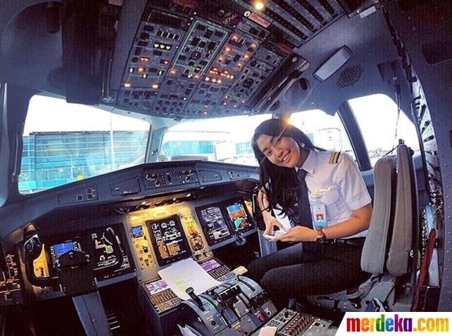  Foto  Menengok deretan pilot cantik di balik kokpit 