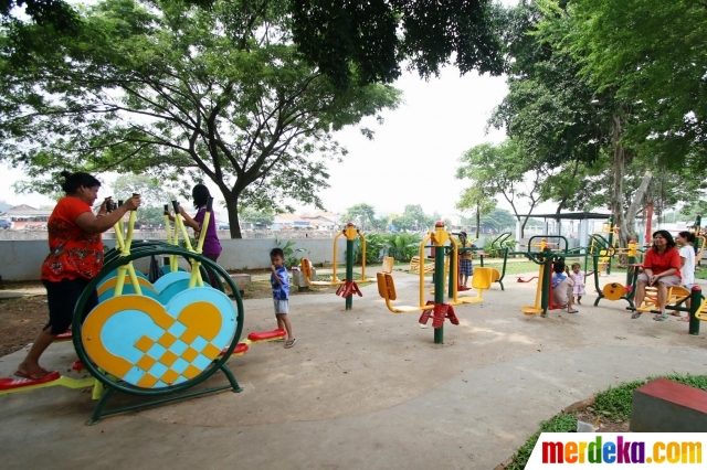 Foto Menikmati fasilitas  olahraga  gratis di Taman  Sehat 
