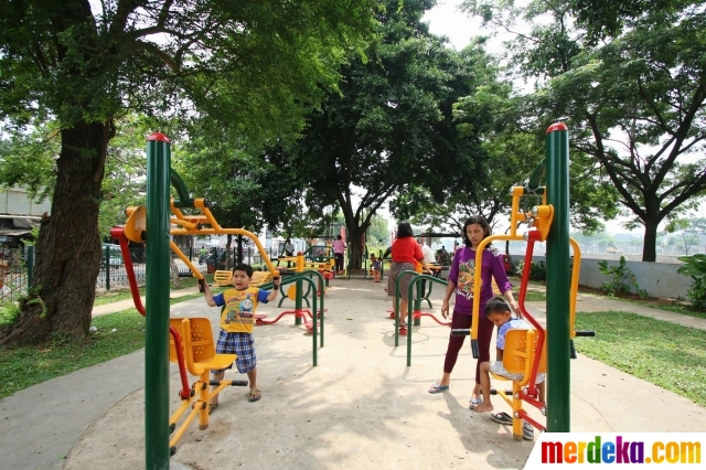 Foto Menikmati fasilitas  olahraga  gratis di Taman  Sehat 