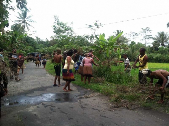 Tradisi bakar batu oleh mahasiswa Papua di Lereng Merapi