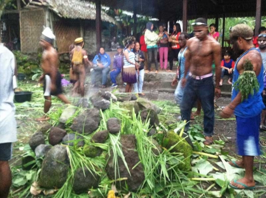 Tradisi bakar batu oleh mahasiswa Papua di Lereng Merapi