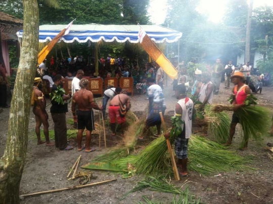 Tradisi bakar batu oleh mahasiswa Papua di Lereng Merapi