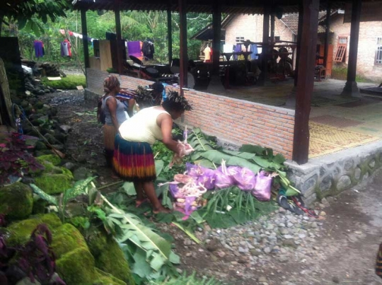 Tradisi bakar batu oleh mahasiswa Papua di Lereng Merapi