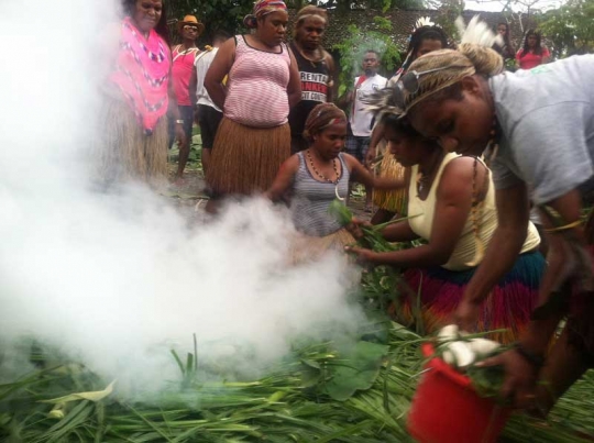 Tradisi bakar batu oleh mahasiswa Papua di Lereng Merapi