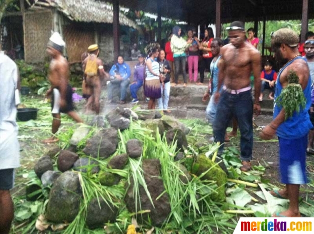 Foto : Tradisi bakar batu oleh mahasiswa Papua di Lereng 