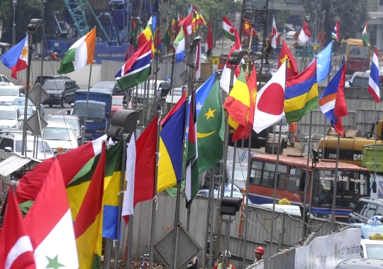 Deretan bendera negara peserta KAA hiasi jalan protokol Ibu Kota