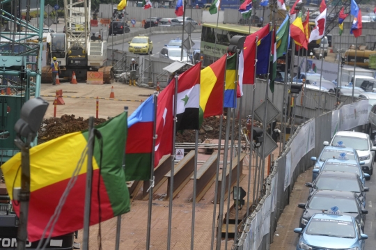 Deretan bendera negara peserta KAA hiasi jalan protokol Ibu Kota