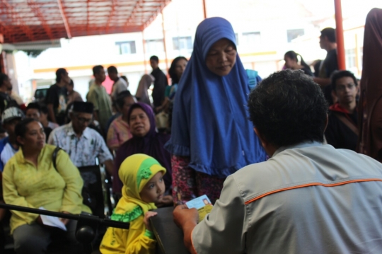 Ribuan warga miskin di Malang antre terima dana PSKS