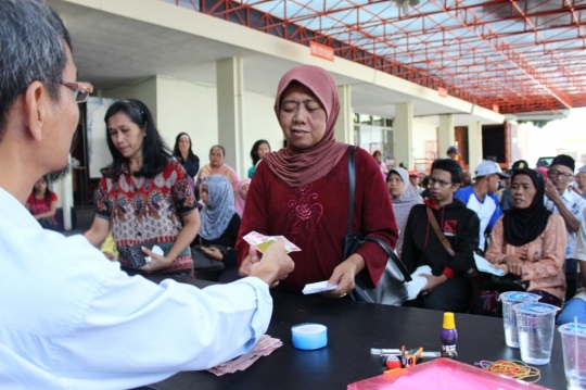 Ribuan warga miskin di Malang antre terima dana PSKS