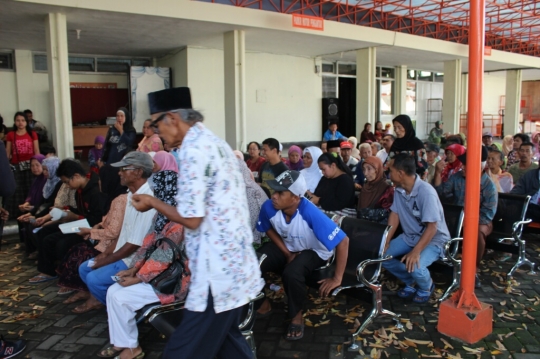 Ribuan warga miskin di Malang antre terima dana PSKS