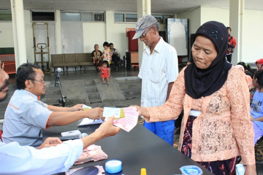 Ribuan warga miskin di Malang antre terima dana PSKS