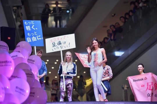 Aksi energik Miranda Kerr promosikan Reebok Skyscape di Jepang