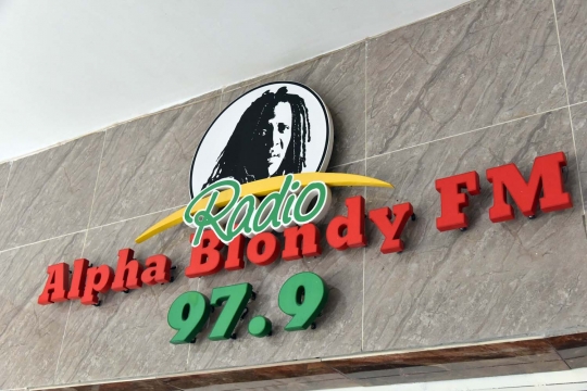 Mengunjungi stasiun radio milik sang legendaris Reggae Alpha Blondy