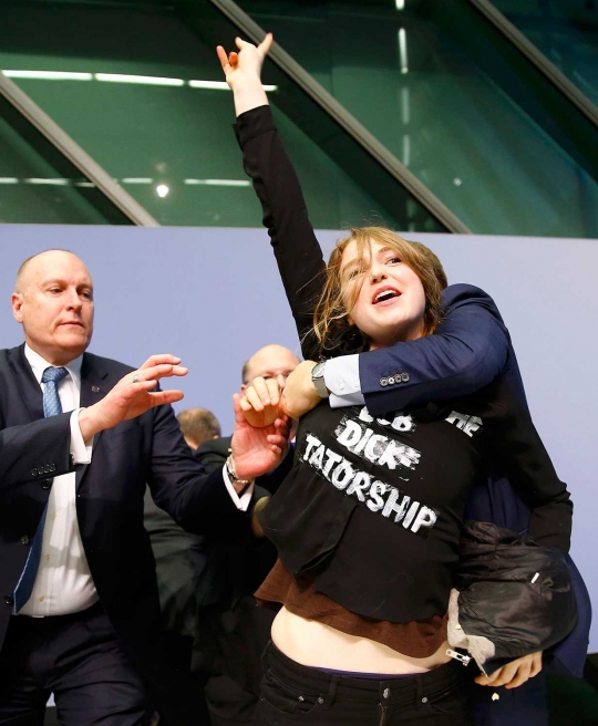 Wanita cantik ini ngamuk lompat ke meja Presiden Bank Sentral Eropa