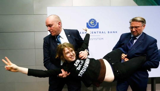 Wanita cantik ini ngamuk lompat ke meja Presiden Bank Sentral Eropa