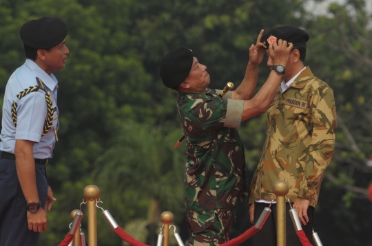 Ini gaya Jokowi pakai baret pasukan khusus TNI