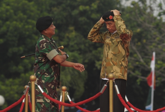 Ini gaya Jokowi pakai baret pasukan khusus TNI