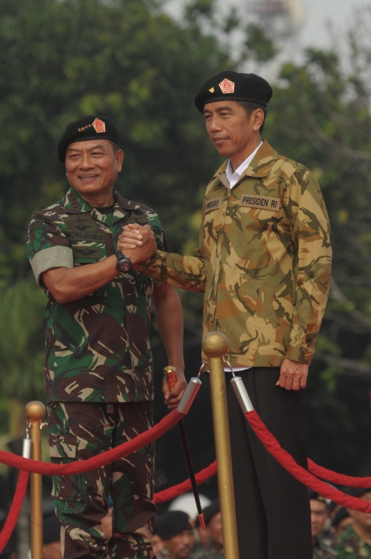 Ini gaya Jokowi pakai baret pasukan khusus TNI