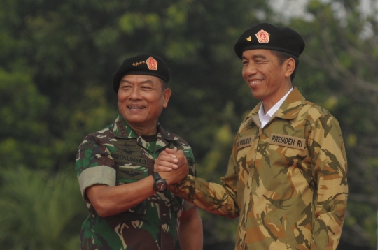 Ini gaya Jokowi pakai baret pasukan khusus TNI