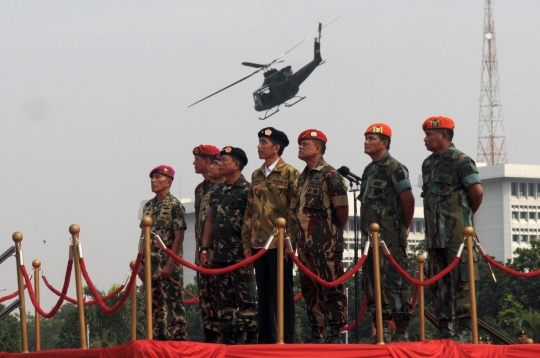 Ini gaya Jokowi pakai baret pasukan khusus TNI