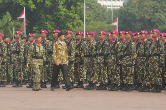 Ini gaya Jokowi pakai baret pasukan khusus TNI