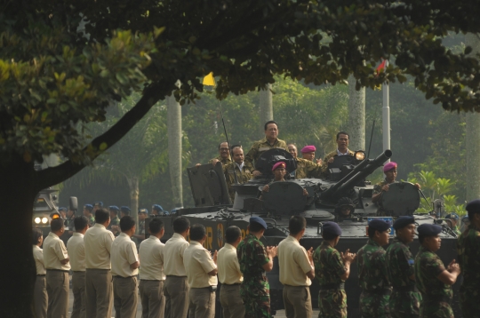 Ini gaya Jokowi pakai baret pasukan khusus TNI