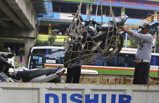 Biar kapok, Dishub angkut motor yang parkir liar di Tanah Abang