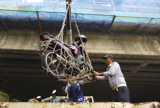 Biar kapok, Dishub angkut motor yang parkir liar di Tanah Abang