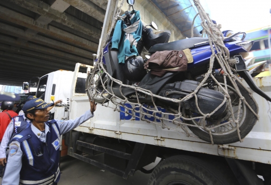 Biar kapok, Dishub angkut motor yang parkir liar di Tanah Abang